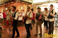 21/09/13 - Marching band de la Maniacs Band al Mercat de la Llibertat