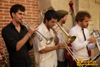 21/09/13 - Marching band de la Maniacs Band al Mercat de la Llibertat