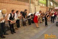 21/09/13 - Marching band de la Maniacs Band al Mercat de la Llibertat