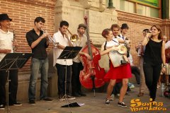 21/09/13 - Marching band de la Maniacs Band al Mercat de la Llibertat